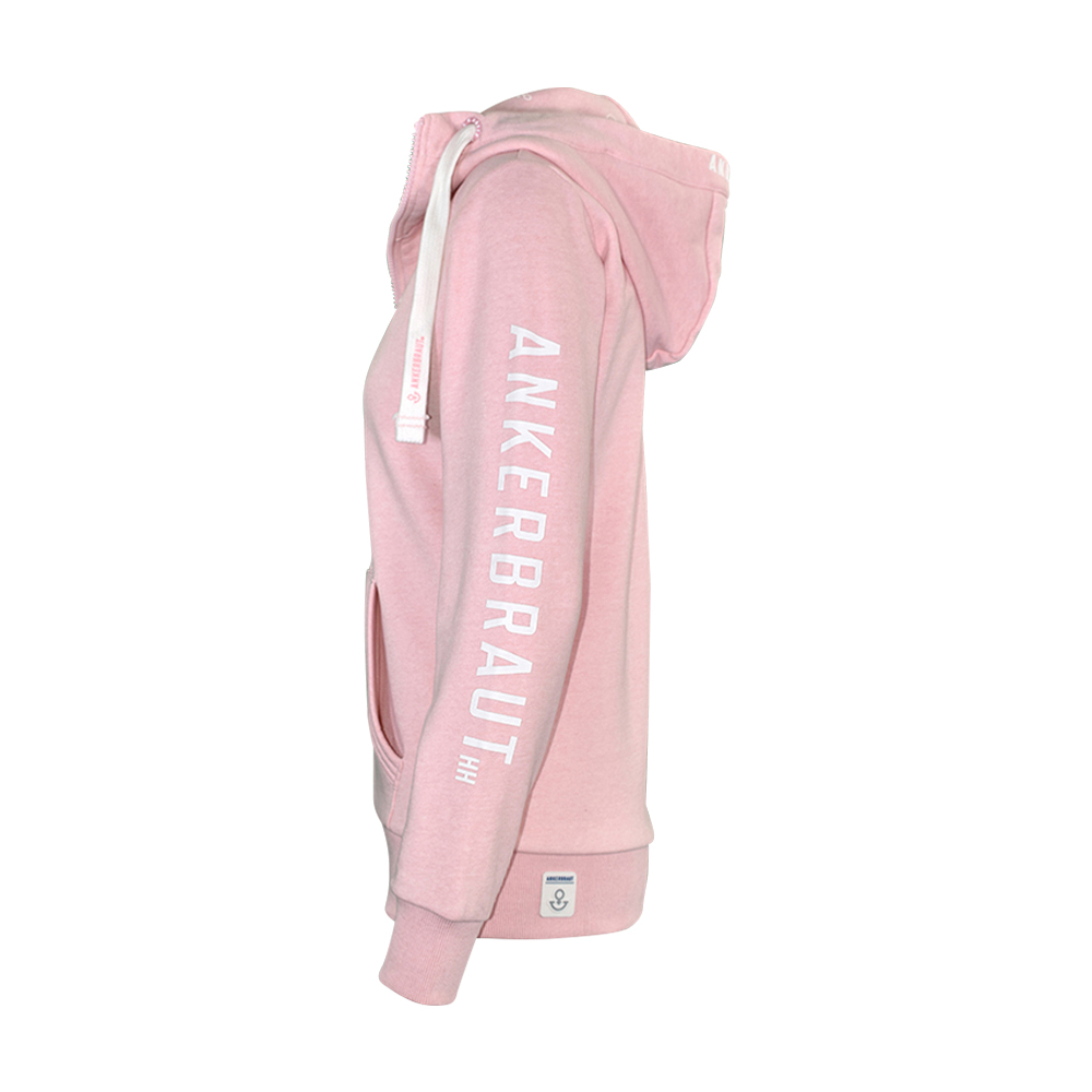 Weibliches Model mit ANKERBRAUT Sweatjacke in Rosa Melange