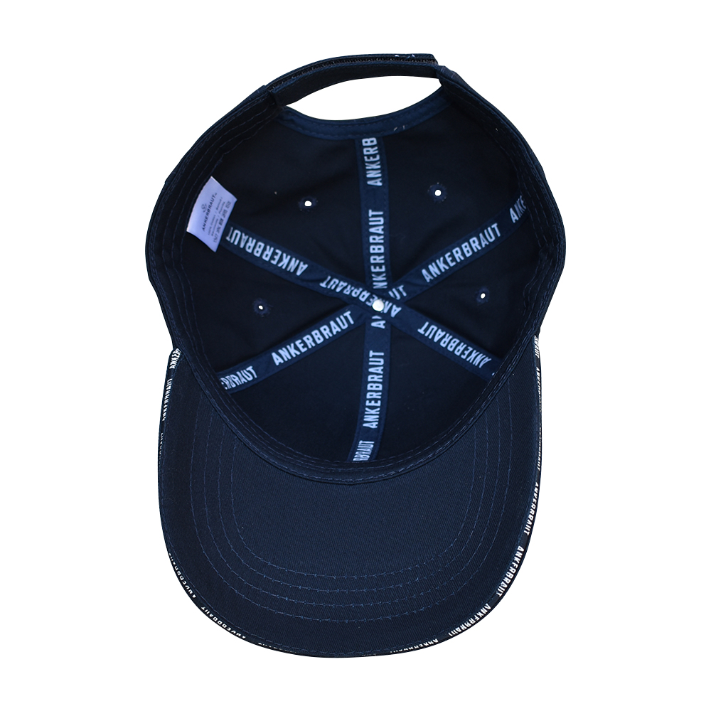 Weibliches Model mit ANKERBRAUT Cap in Navy