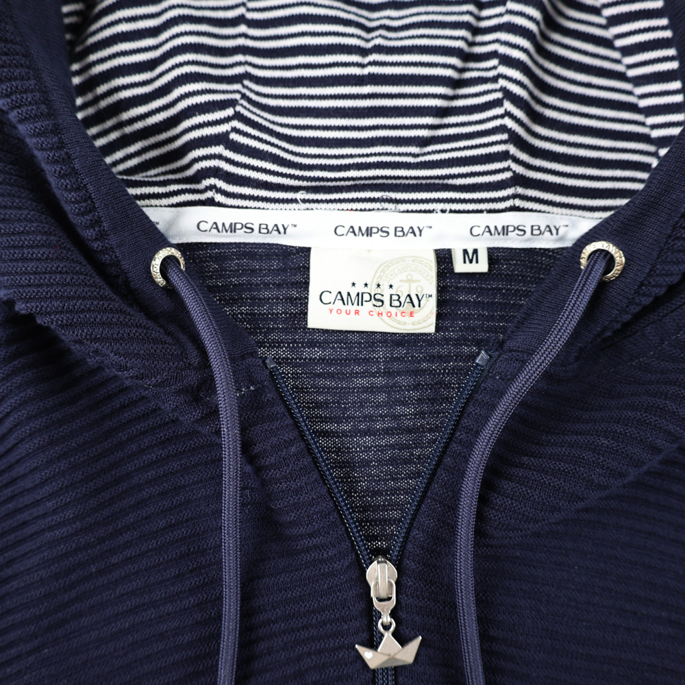 Weibliches Model mit CAMPS BAY Strickjacke in Maritime Blue