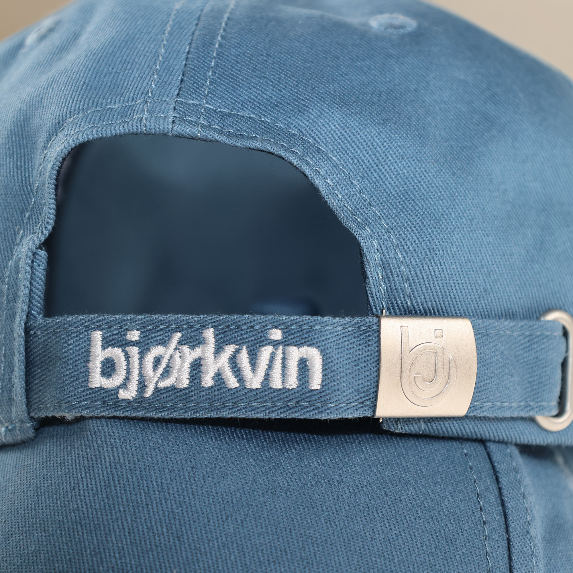 Männliches Model mit Björkvin Cap in Jeansblue