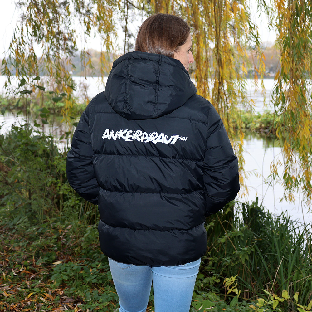 Weibliches Model mit ANKERBRAUT Jacke in Schwarz