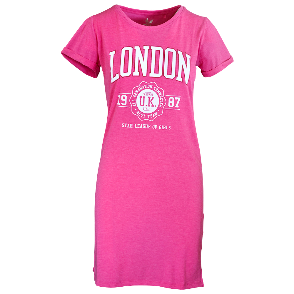 Weibliches Model mit Rock Your Day T-Shirt-Kleid 