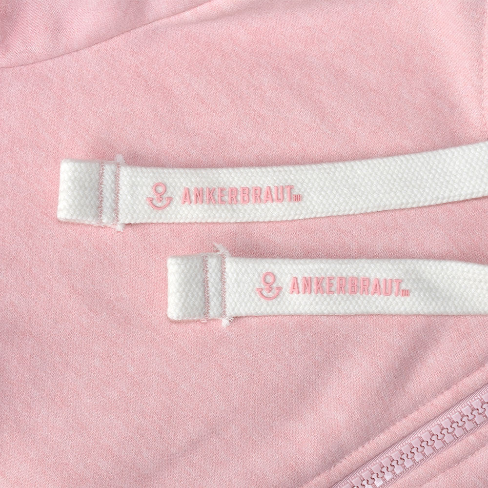 Weibliches Model mit ANKERBRAUT Sweatjacke in Rosa Melange