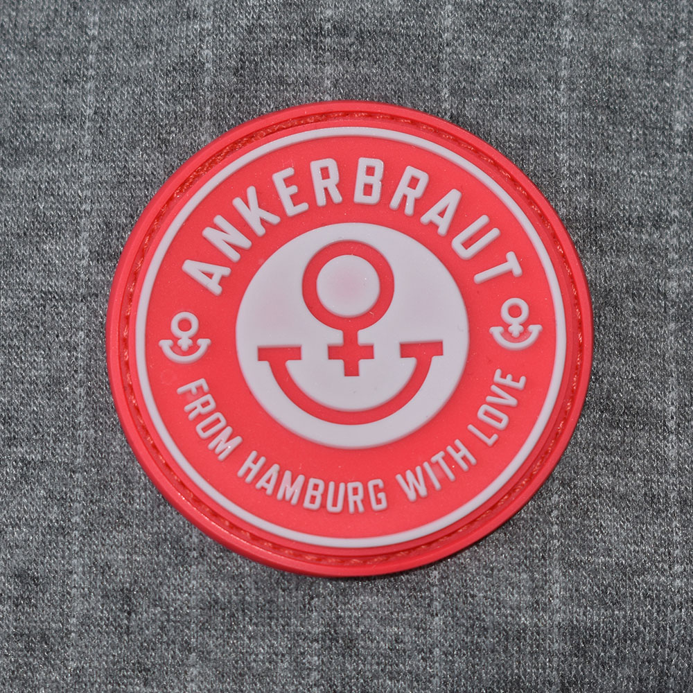 Weibliches Model mit ANKERBRAUT Hoodie in Grey Melange Pink