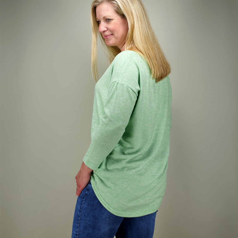 Weibliches Model mit CAMPS BAY Shirt in Fair Green Marl