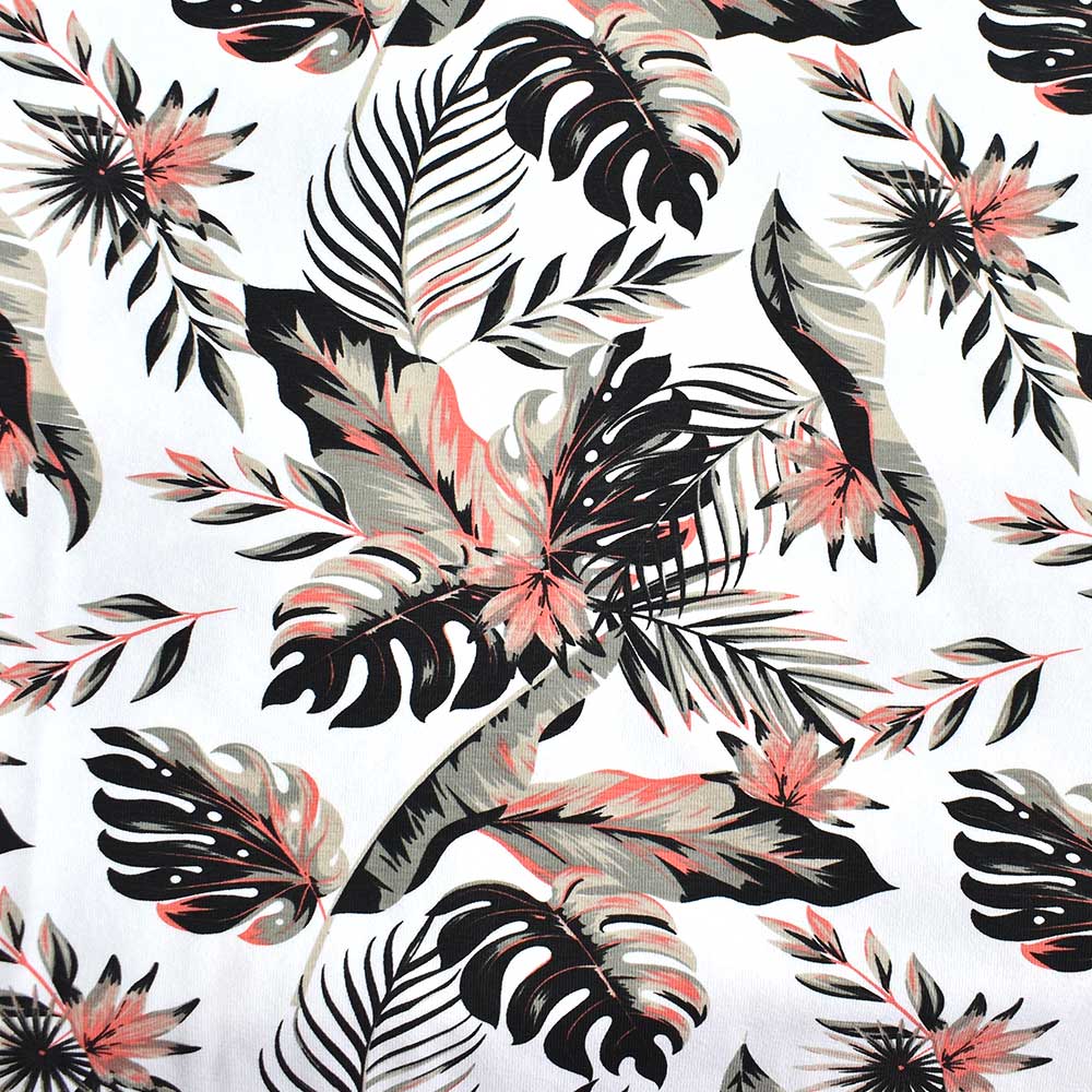 Weibliches Model mit CAMPS BAY T-Shirt in Fusion Coral