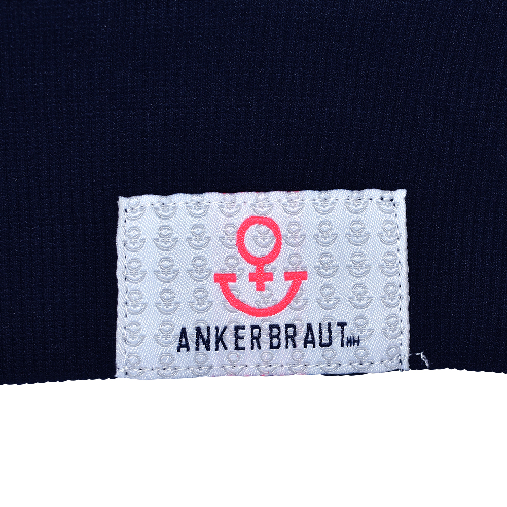 Weibliches Model mit ANKERBRAUT Hoodie in Night Sky Pink