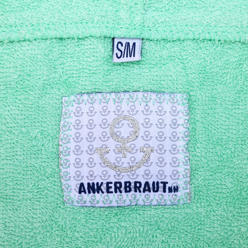 Weibliches Model mit ANKERBRAUT Beach-Poncho in Green