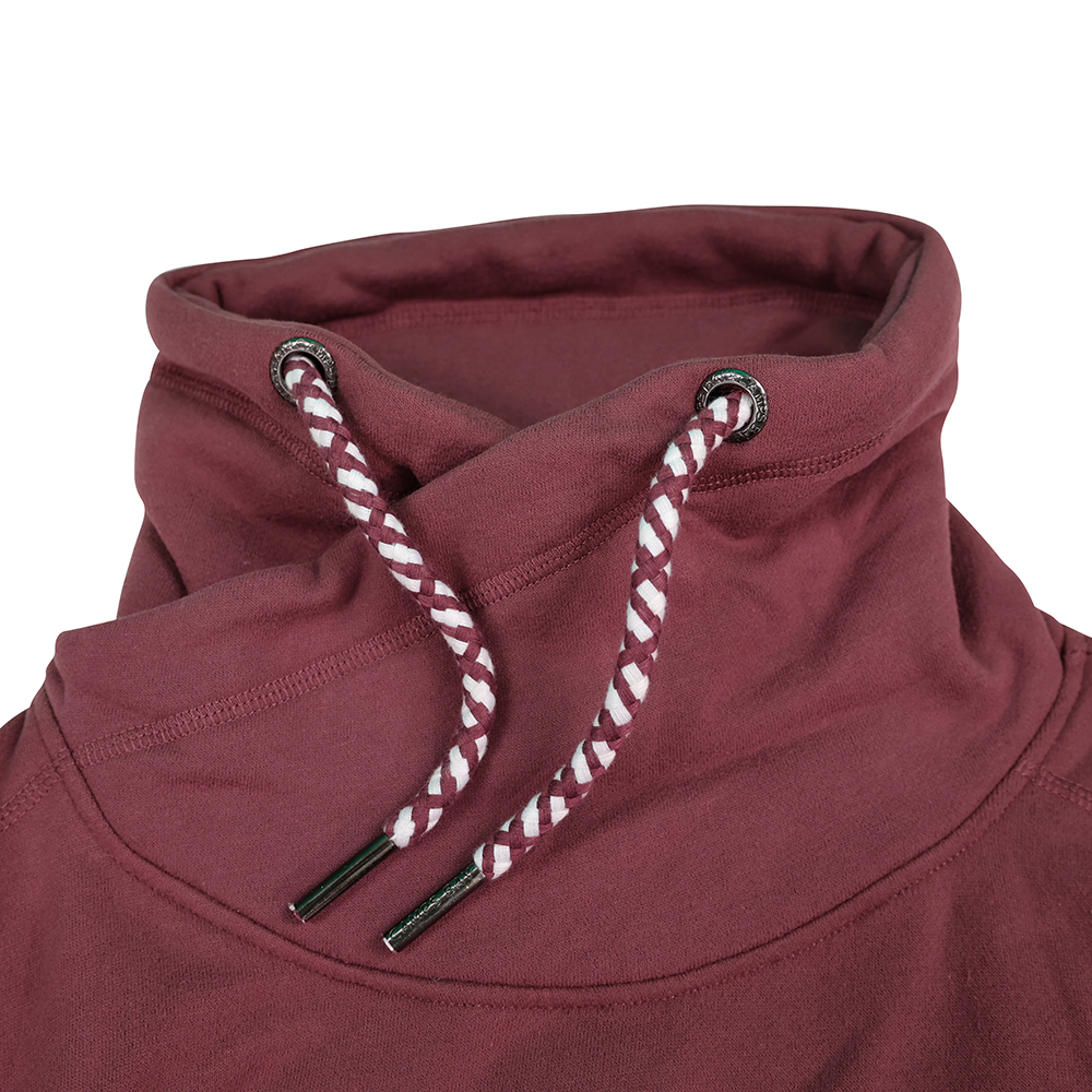 Weibliches Model mit CAMPS BAY Sweatkleid in Rose Brown