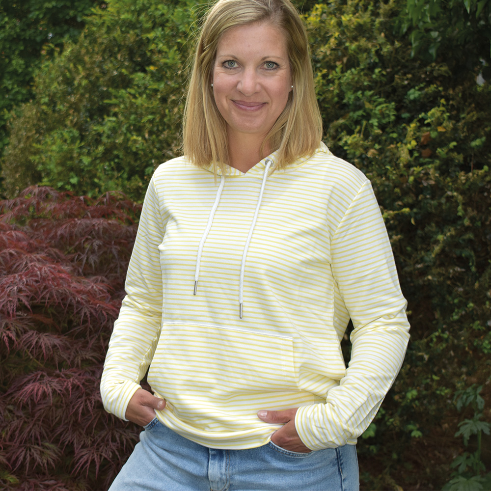 Weibliches Model mit CAMPS BAY Hoodie in Gelb-Weiss