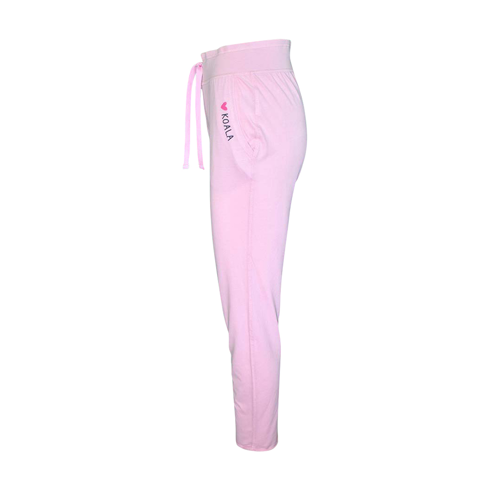 Weibliches Model mit Rock your Day Jogginghose in Cradle Pink Melange