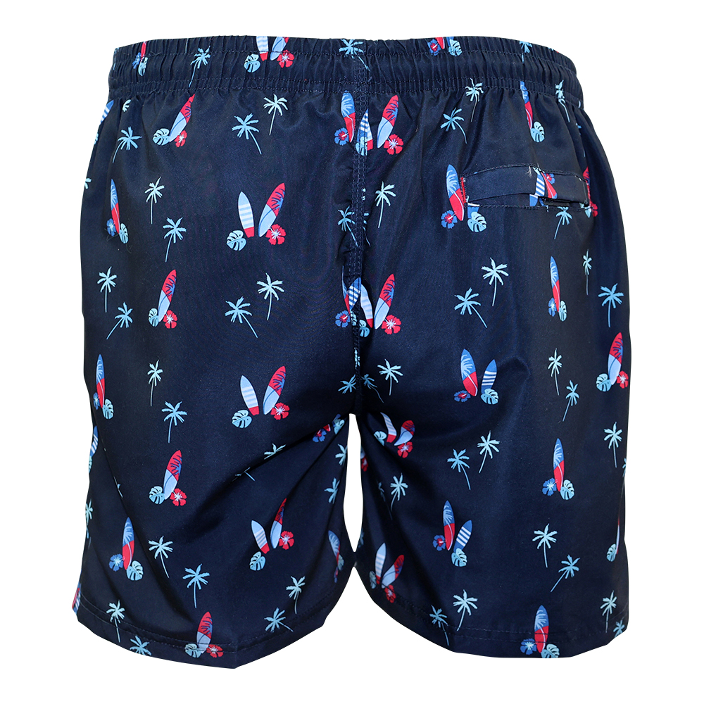 Männliches Model mit CAMPS BAY Badeshorts in Truck