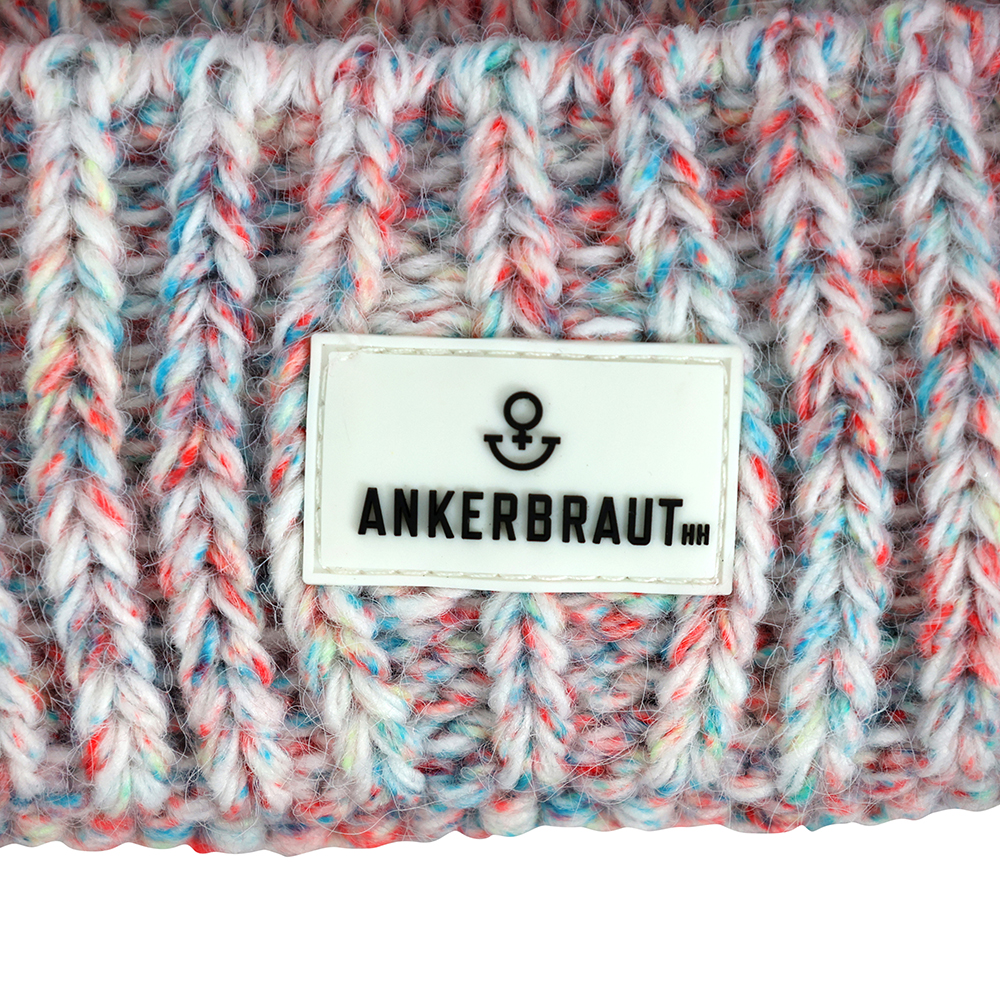 Weibliches Model mit ANKERBRAUT Mütze in Offwhite Rose
