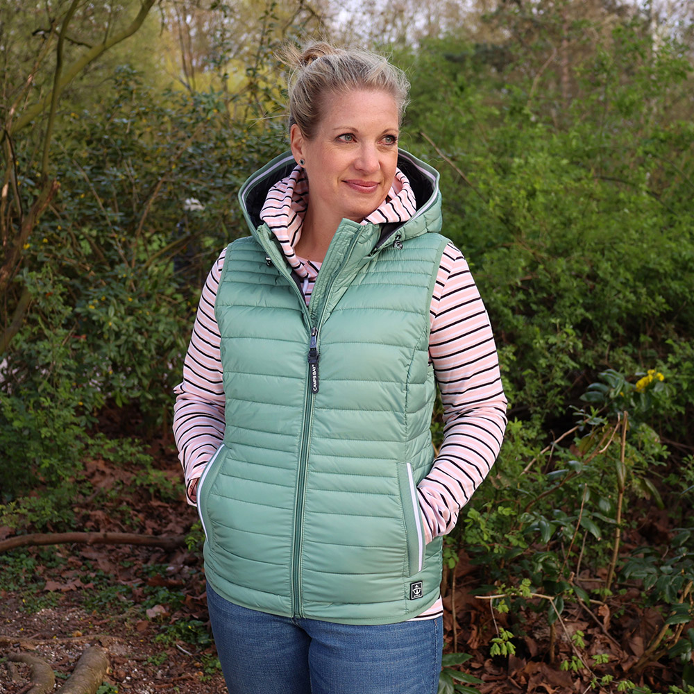 Weibliches Model mit CAMPS BAY Weste in Hedge Green