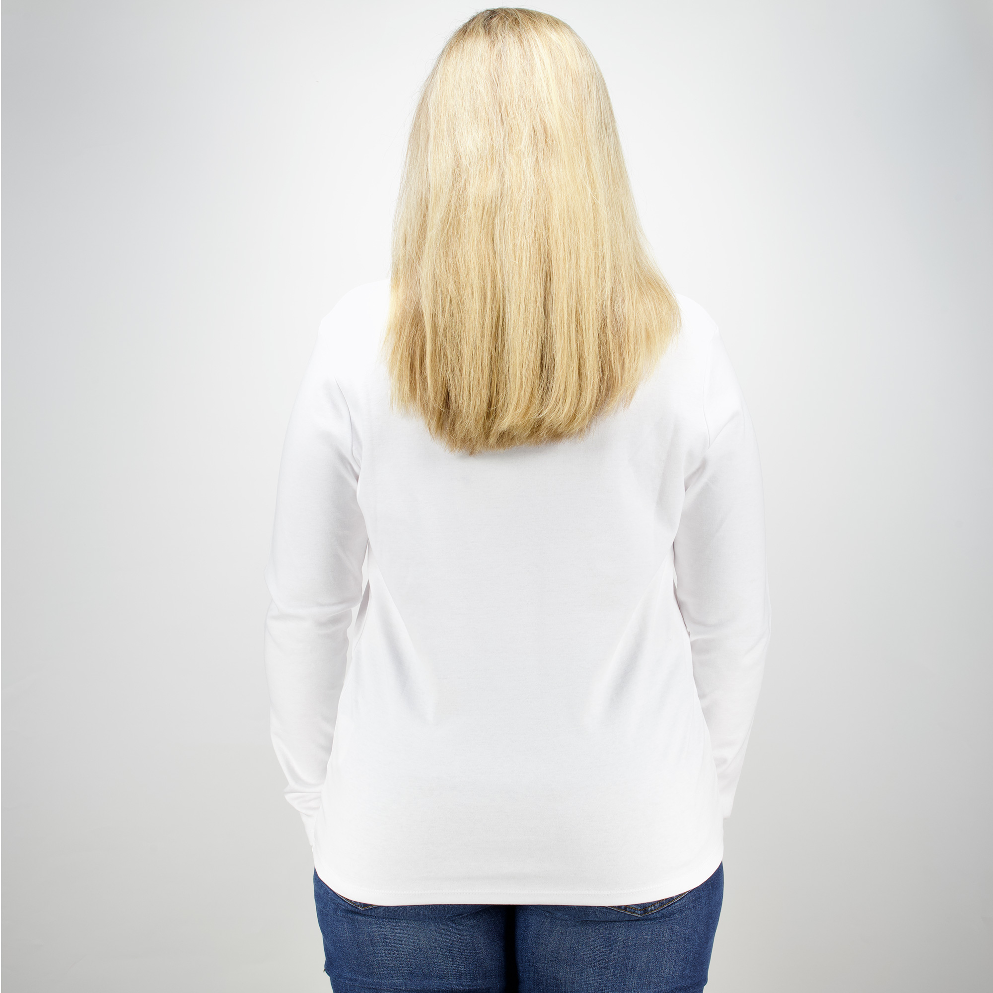 Weibliches Model mit CAMPS BAY Langarmshirt in Weiß