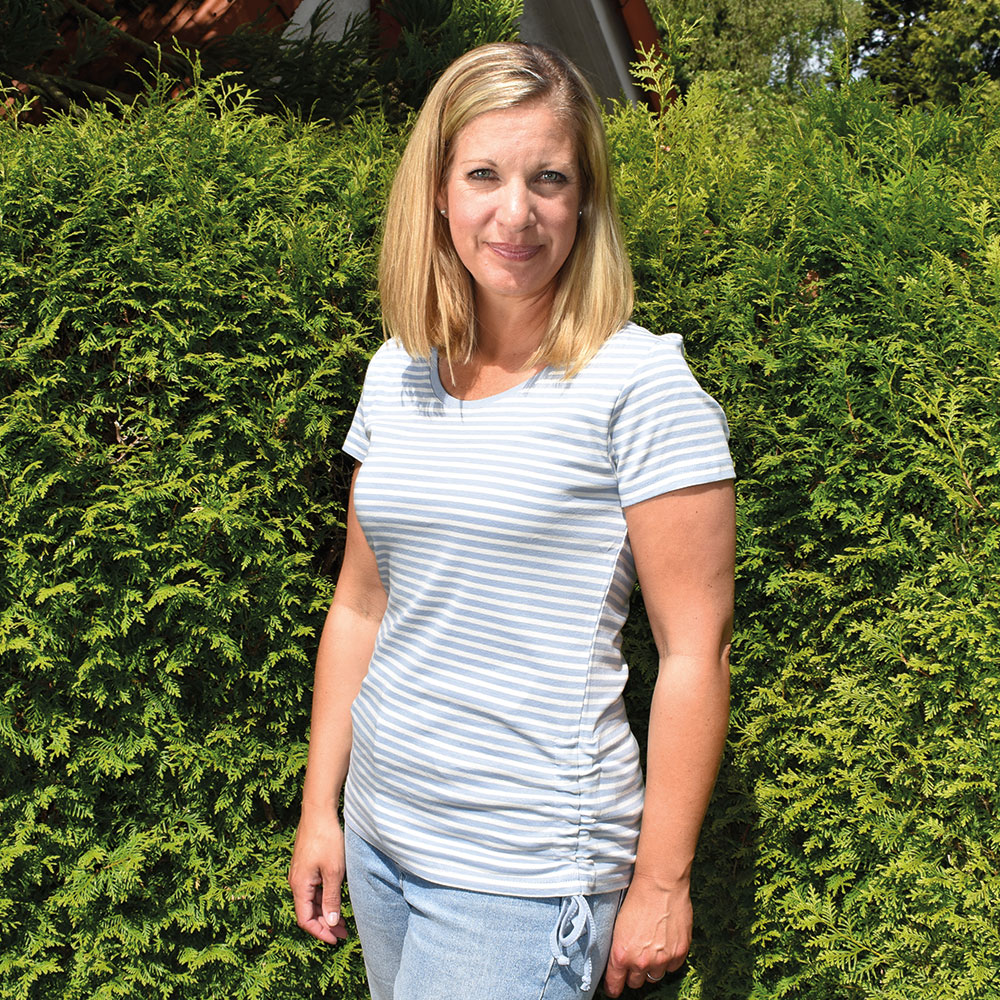 Weibliches Model mit CAMPS BAY T-Shirt in Blue Fog