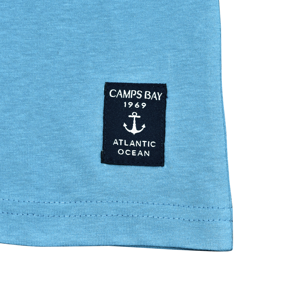 Männliches Model mit CAMPS BAY T-Shirt in Niagara