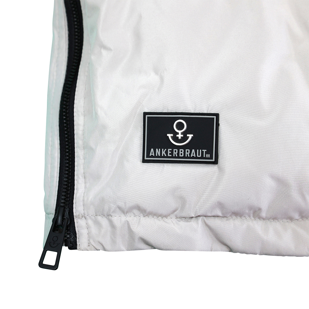 Weibliches Model mit ANKERBRAUT Long-Weste in Kitt