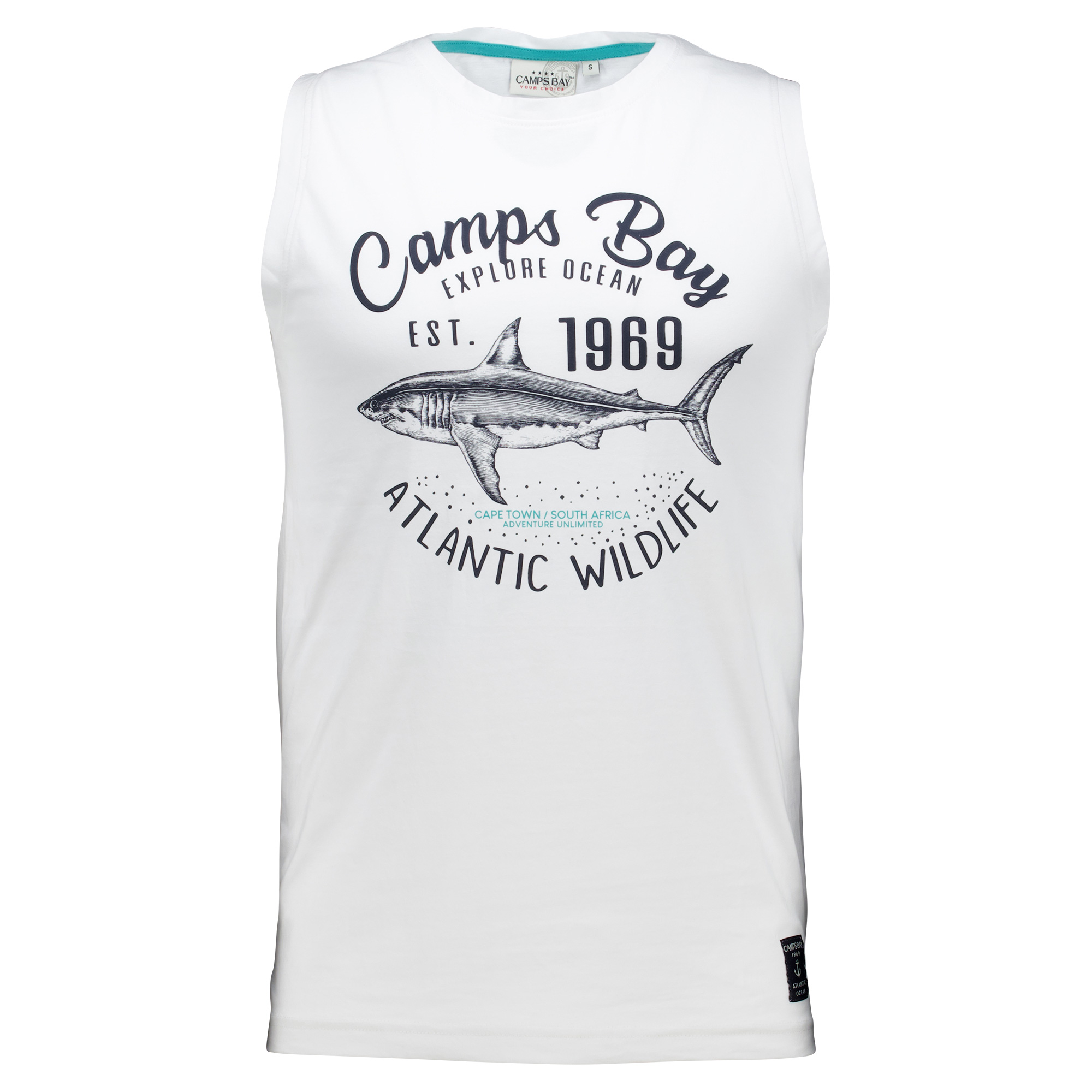 Männliches Model mit CAMPS BAY Muskelshirt in Weiß