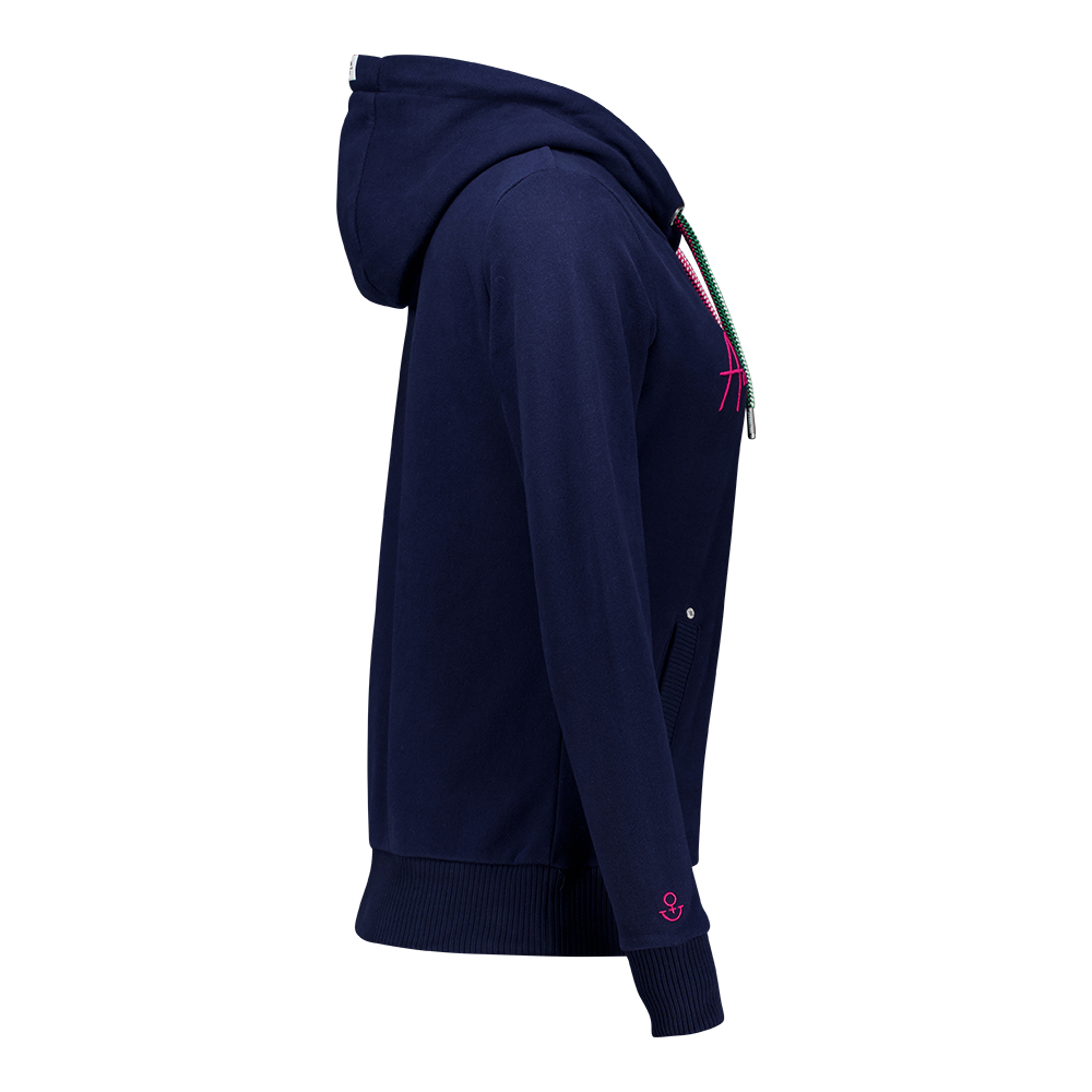 Weibliches Model mit ANKERBRAUT Hoodie in Maritime Blue
