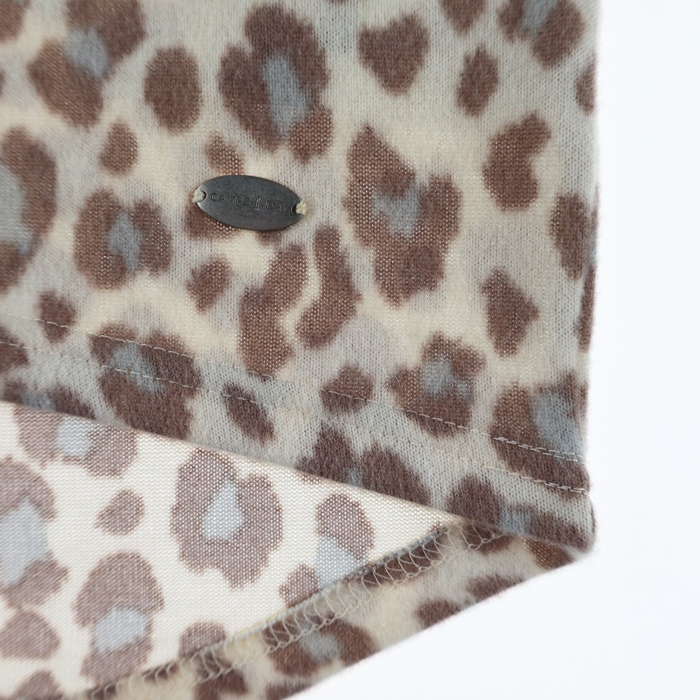 Weibliches Model mit CAMPS BAY Shirt in Beige Leo