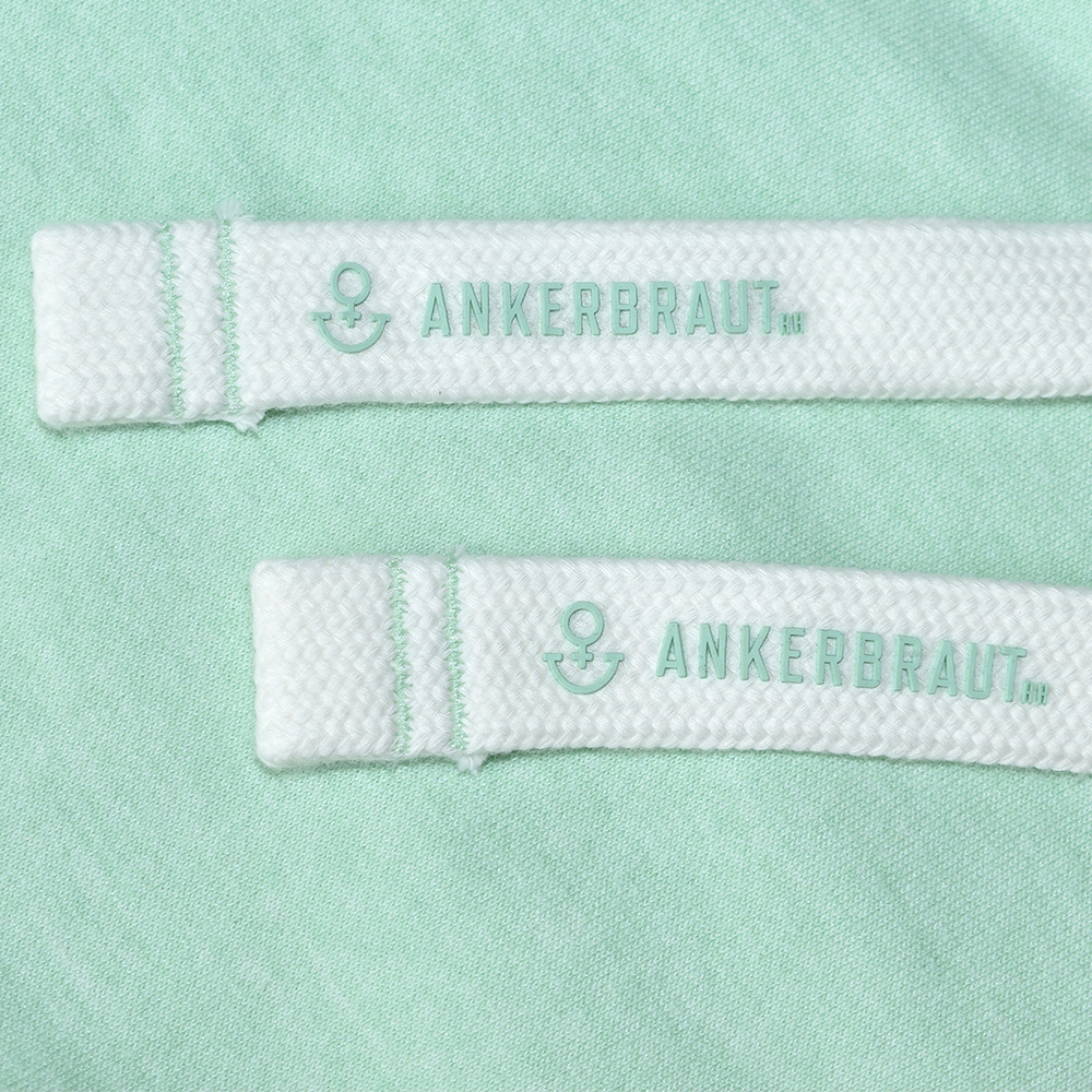 Weibliches Model mit ANKERBRAUT Sweatjacke in Mint Melange