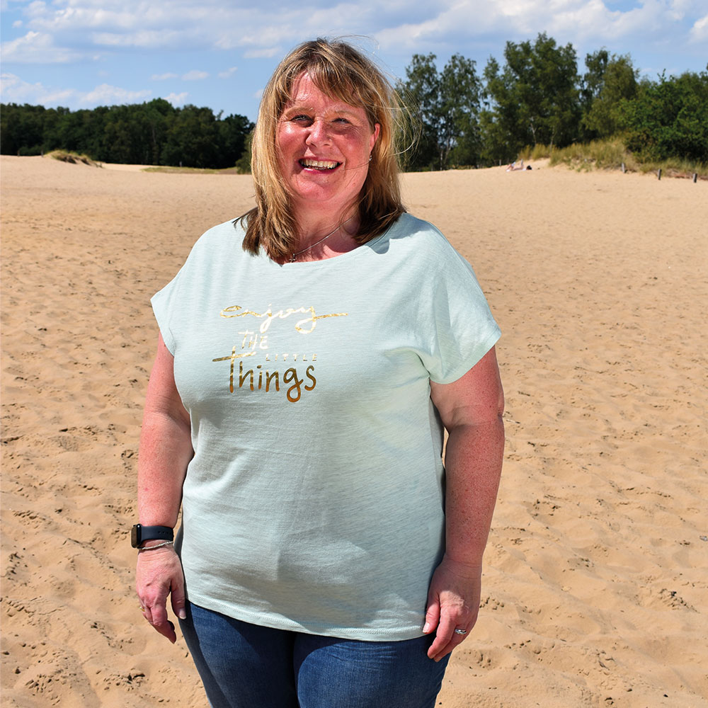 Weibliches Model mit CAMPS BAY T-Shirt in Harbour Grey