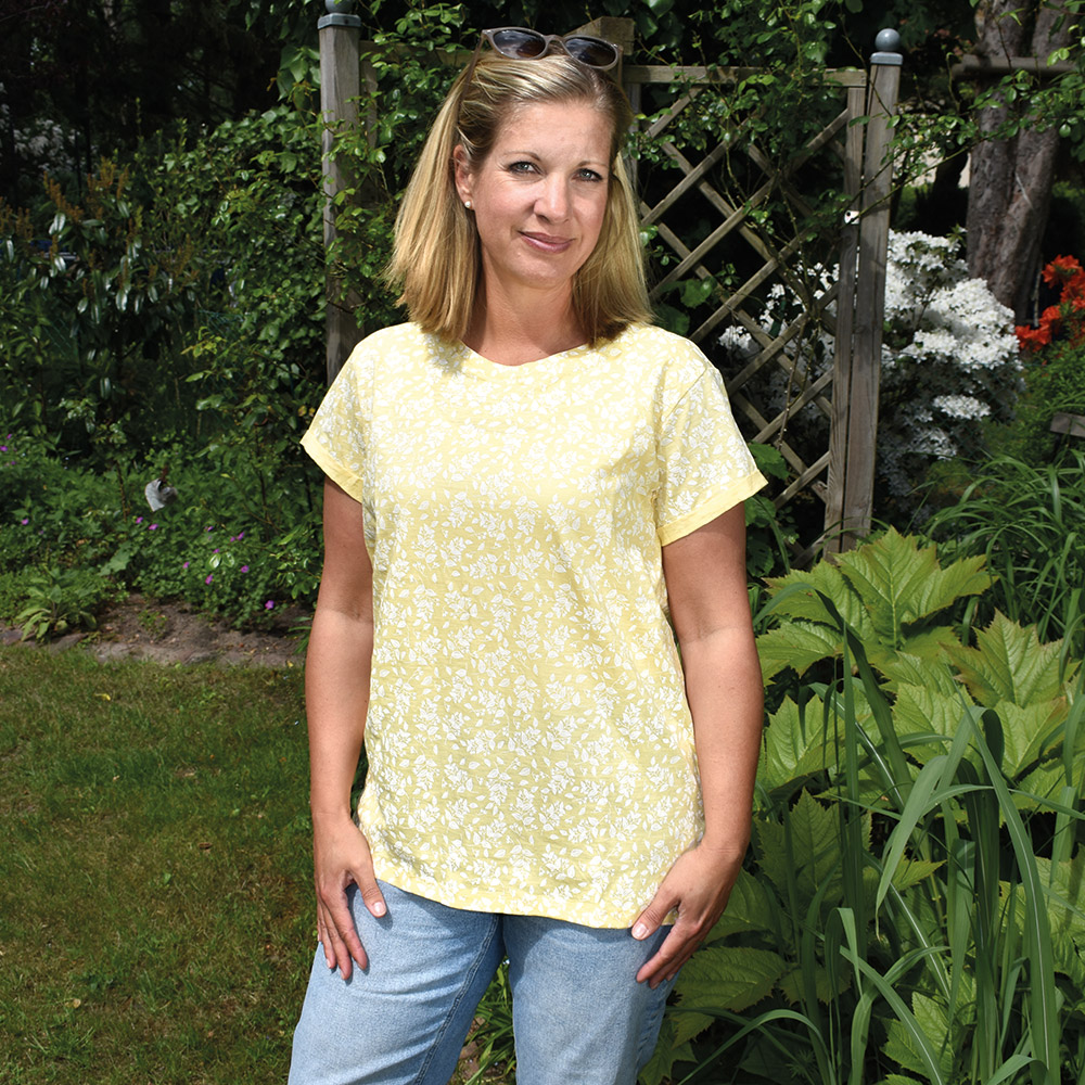 Weibliches Model mit CAMPS BAY Shirt in Pale Banana