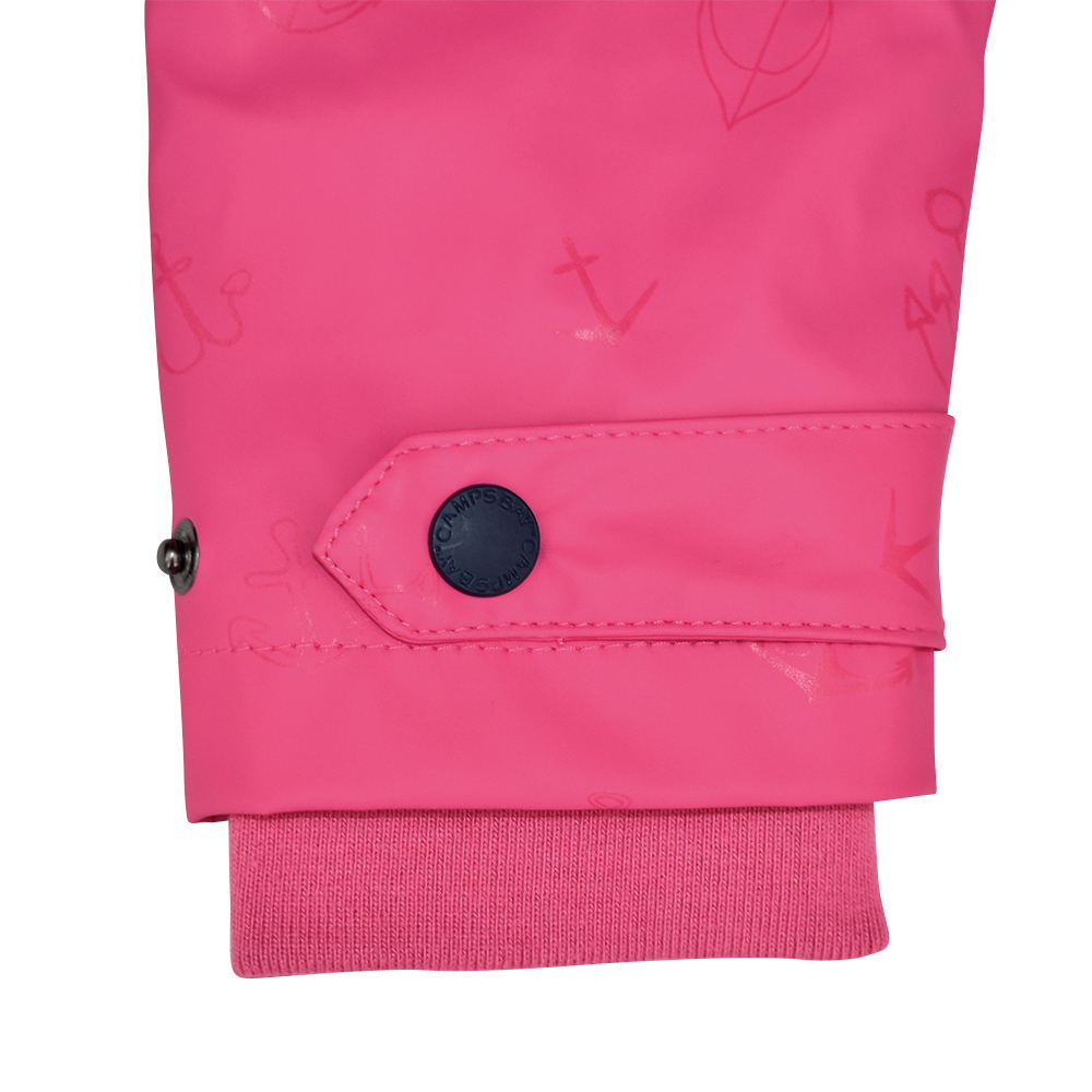 Weibliches Model mit CAMPS BAY Regenjacke in Pink Flambée