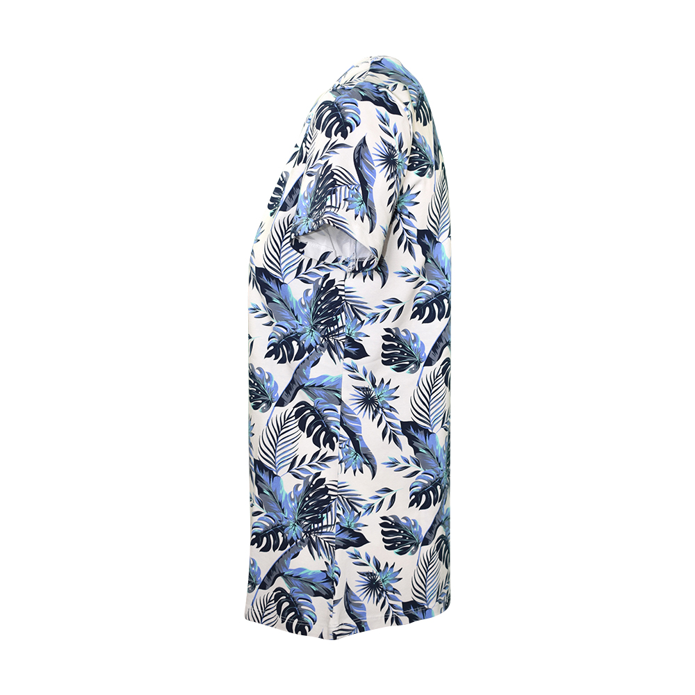 Weibliches Model mit CAMPS BAY T-Shirt in Aqua Sky
