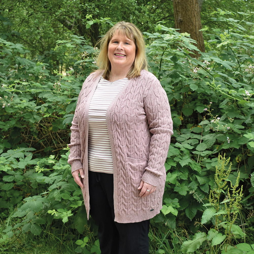 Weibliches Model mit CAMPS BAY Strickjacke in Old Rosé Melange