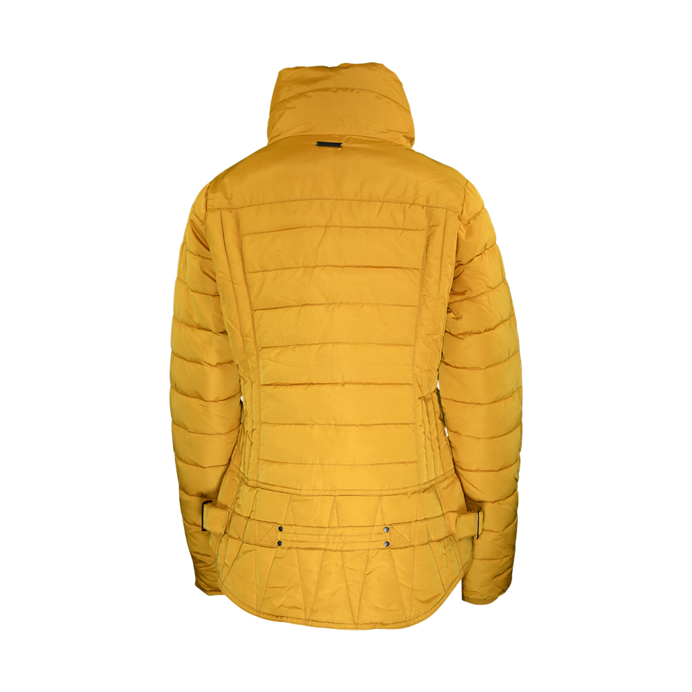 Weibliches Model mit CAMPS BAY Jacke in Golden Yellow