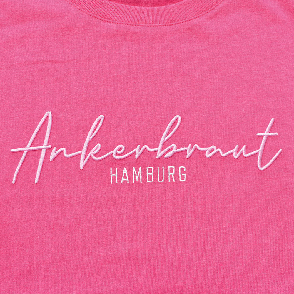 Weibliches Model mit ANKERBRAUT Shirt in Pink Flambé