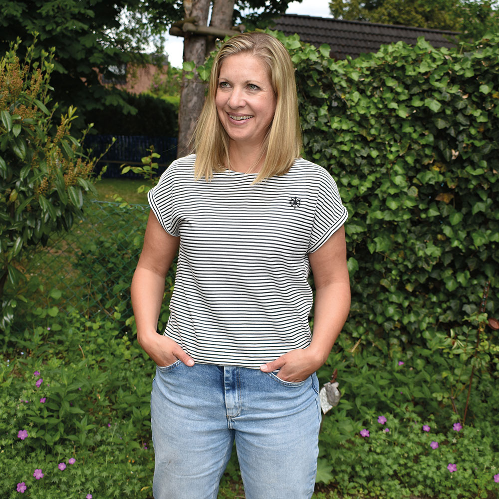 Weibliches Model mit CAMPS BAY Shirt in Navy-Weiß