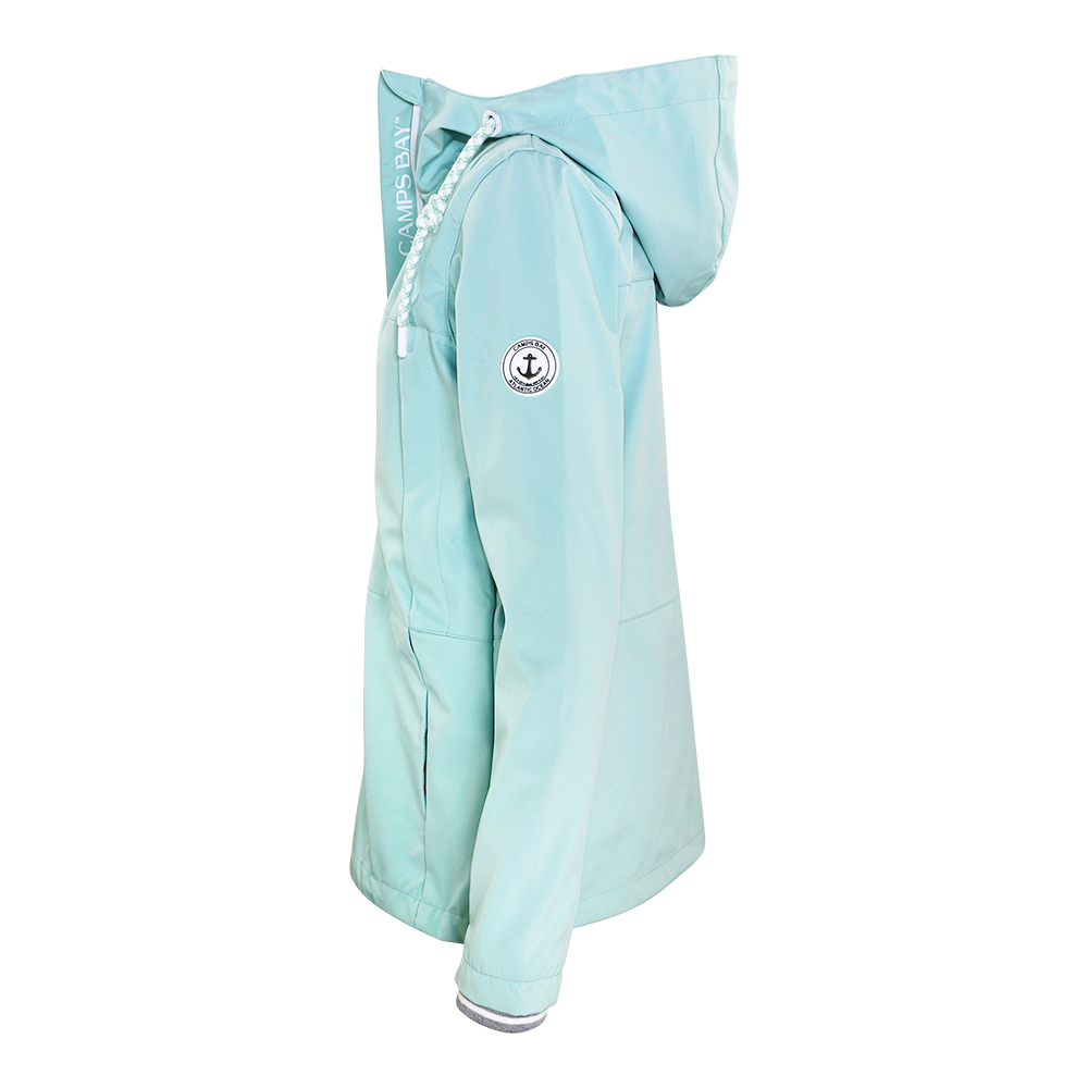 Weibliches Model mit CAMPS BAY Funktionsjacke in Harbour Grey