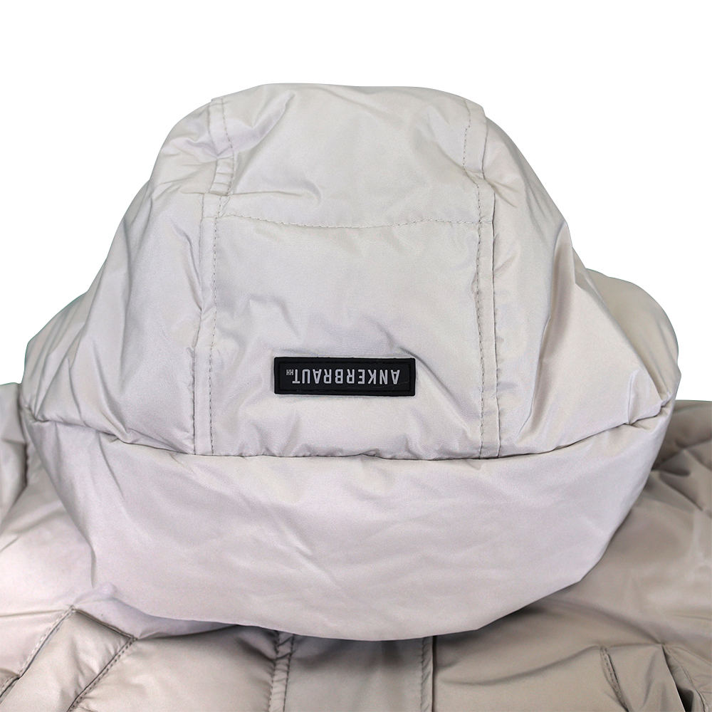 Weibliches Model mit ANKERBRAUT Long-Weste in Kitt