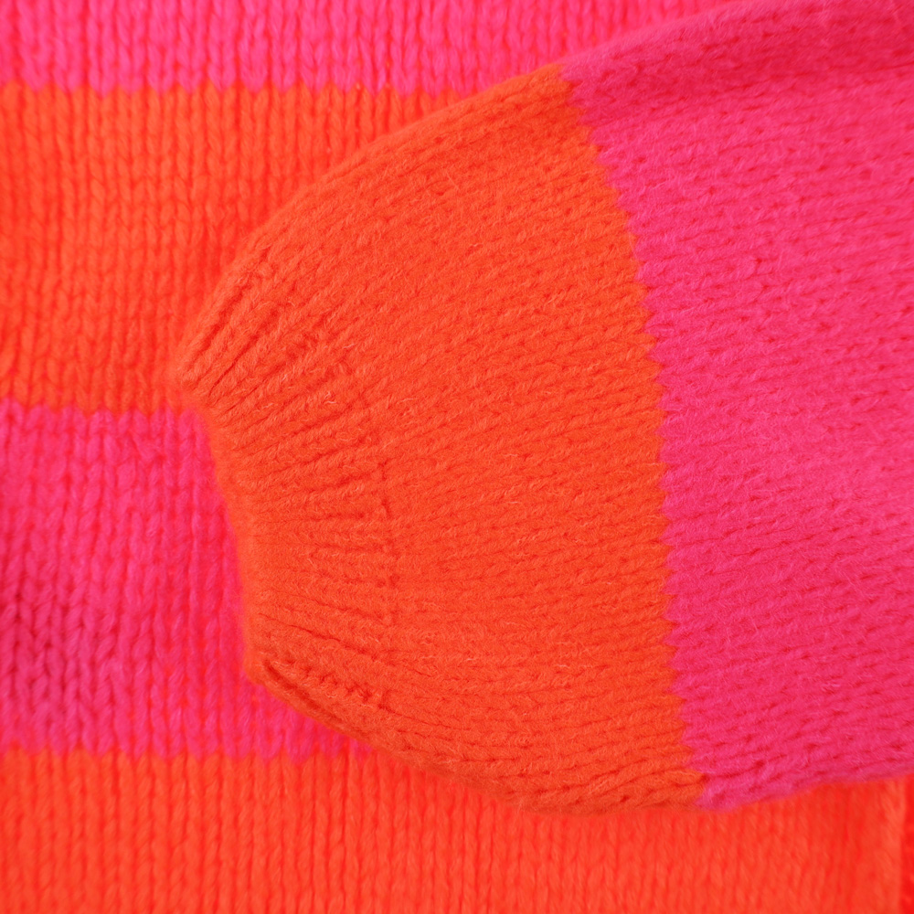 Weibliches Model mit Rock Your Day Kuschelstrickjacke 