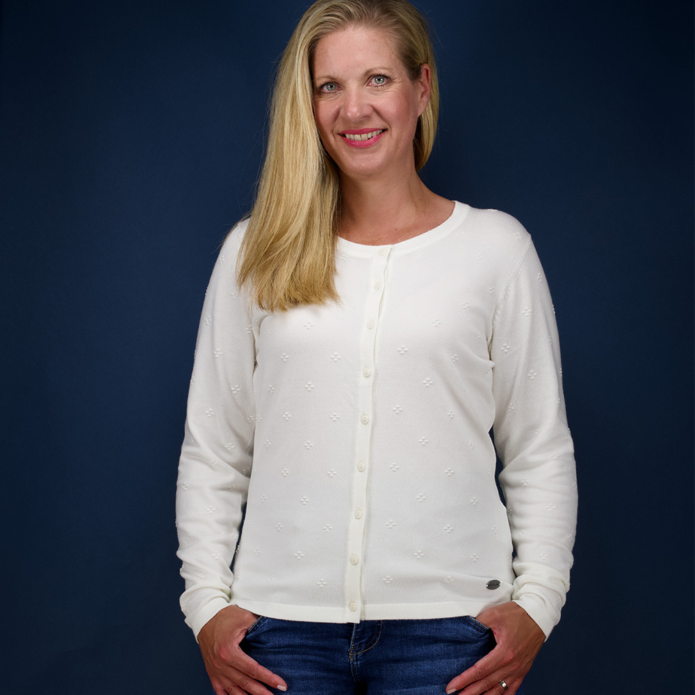 Weibliches Model mit CAMPS BAY Strickjacke 