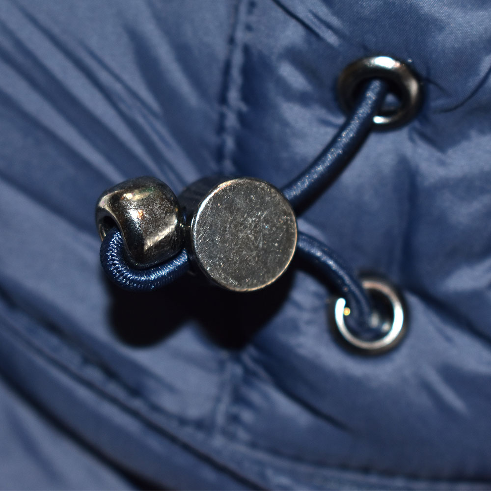 Weibliches Model mit CAMPS BAY Jacke in Night Sky