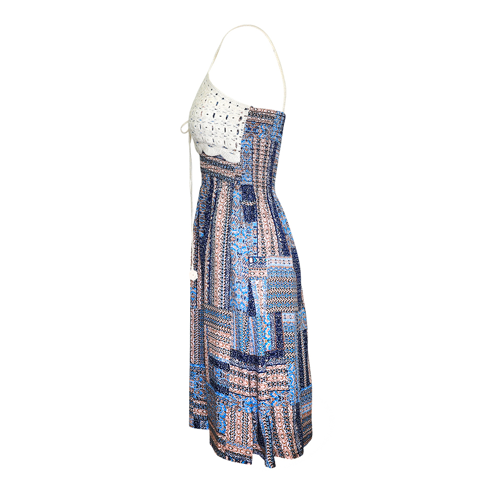 Weibliches Model mit Rock Your Day Kleid in Blue Diverse