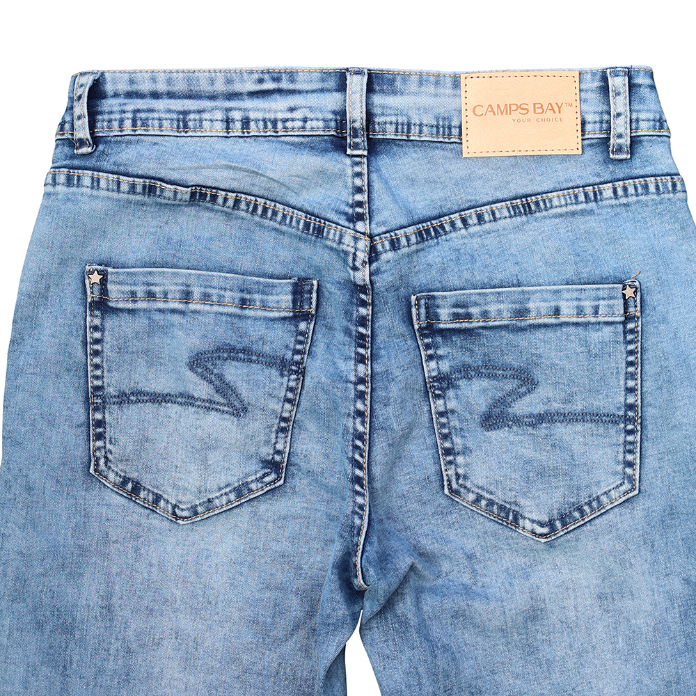 Weibliches Model mit CAMPS BAY Jeans in mblue