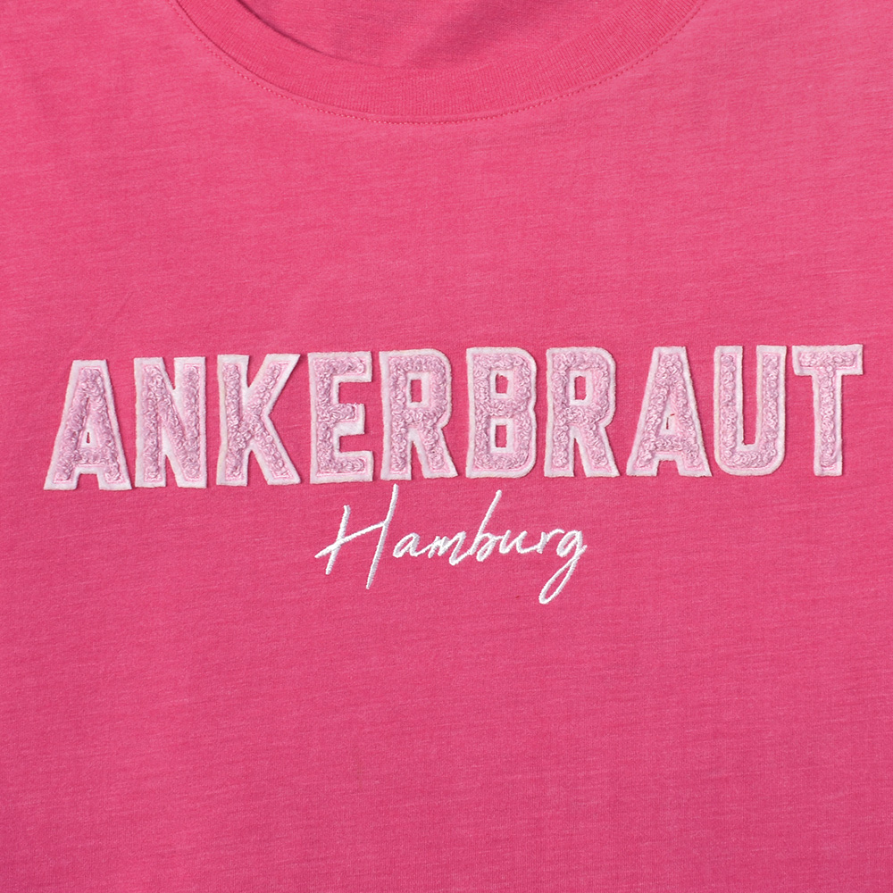 Weibliches Model mit ANKERBRAUT T-Shirt in Pink Flambé
