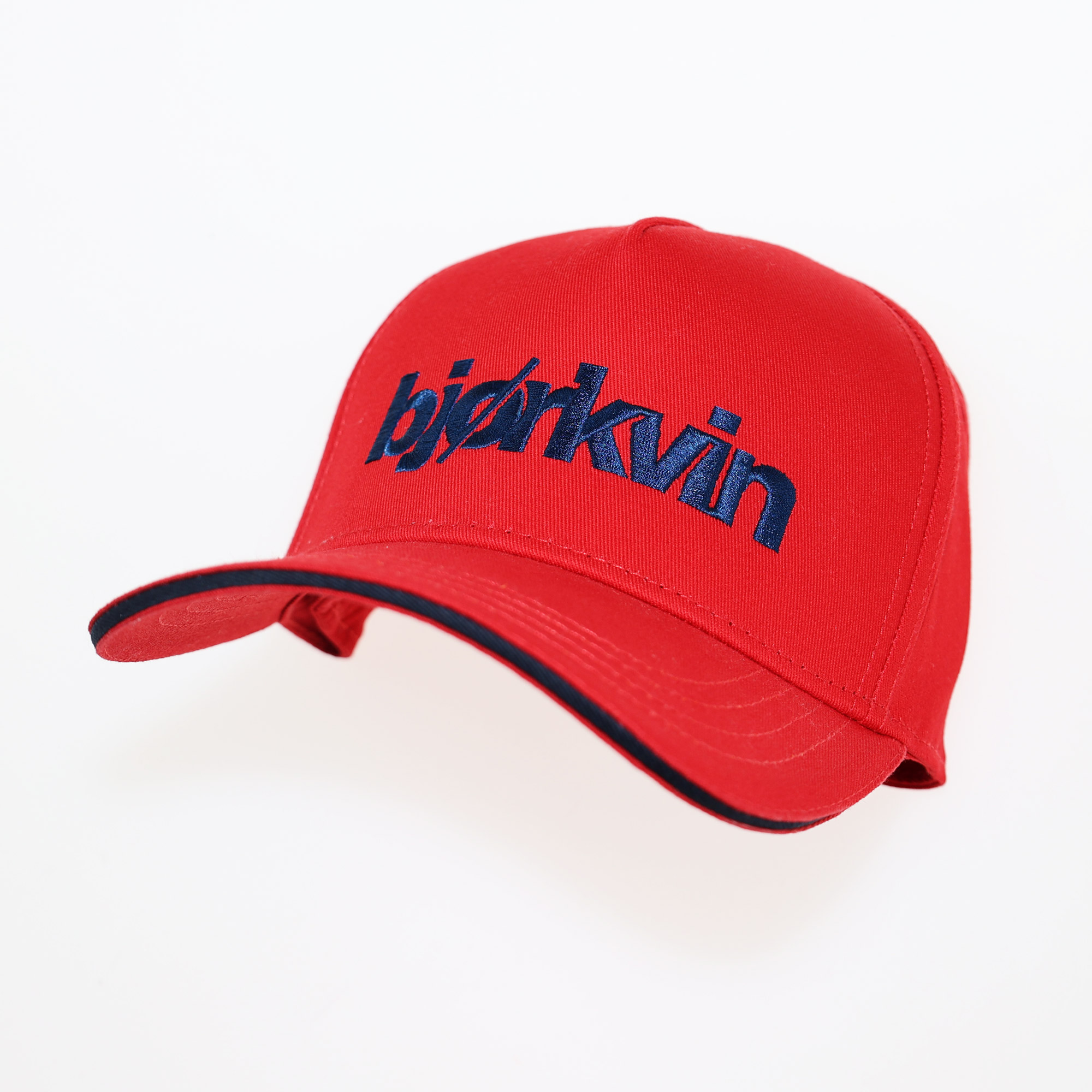 Männliches Model mit Björkvin Cap in Rot