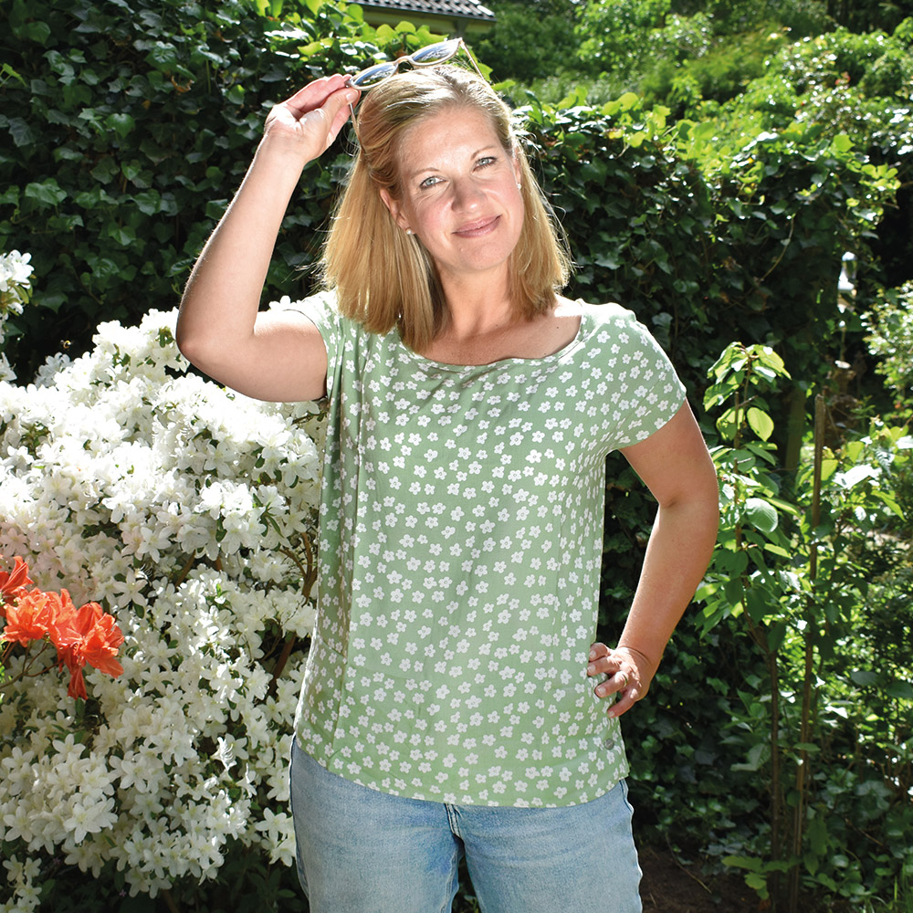 Weibliches Model mit CAMPS BAY Bluse in Green Tea Flower