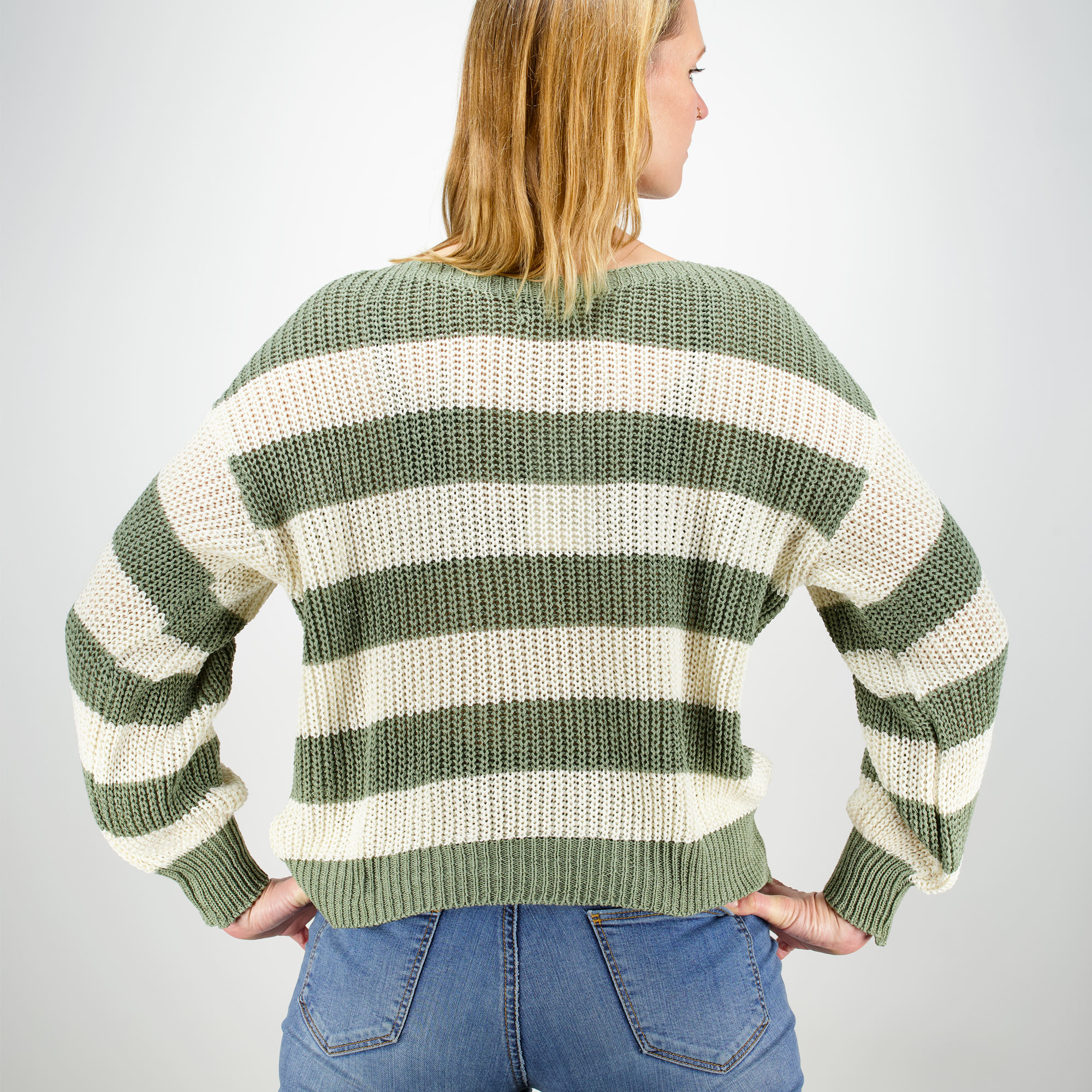 Weibliches Model mit Küstenzauber Strick-Pullover in Khaki