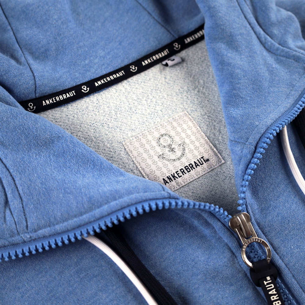 Weibliches Model mit Ankerbraut  Sweatjacke in Provence