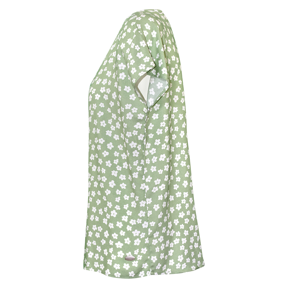 Weibliches Model mit CAMPS BAY Bluse in Green Tea Flower