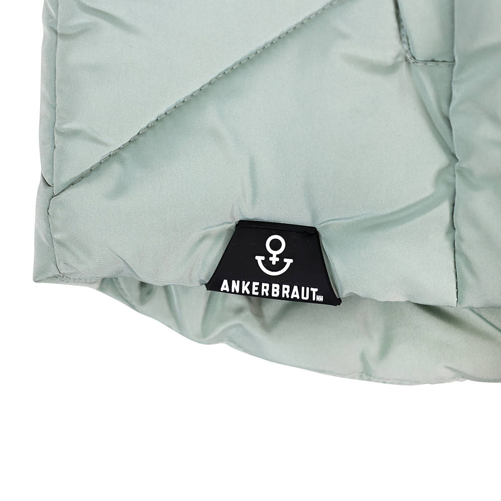 ANKERBRAUT Weste "Sei du selbst, alle anderen gibt es schon" Weibliches Model mit ANKERBRAUT Weste in Slate Grey