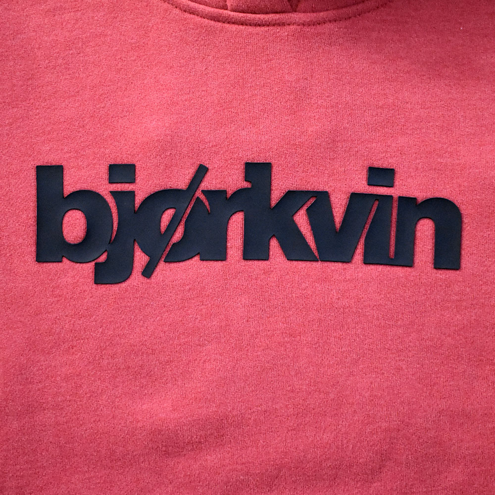 Männliches Model mit Björkvin Hoodie in Red Melange