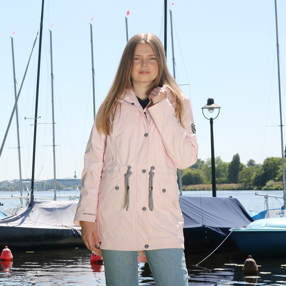 Weibliches Model mit ANKERBRAUT Wetterjacke in Potpourri-Rose